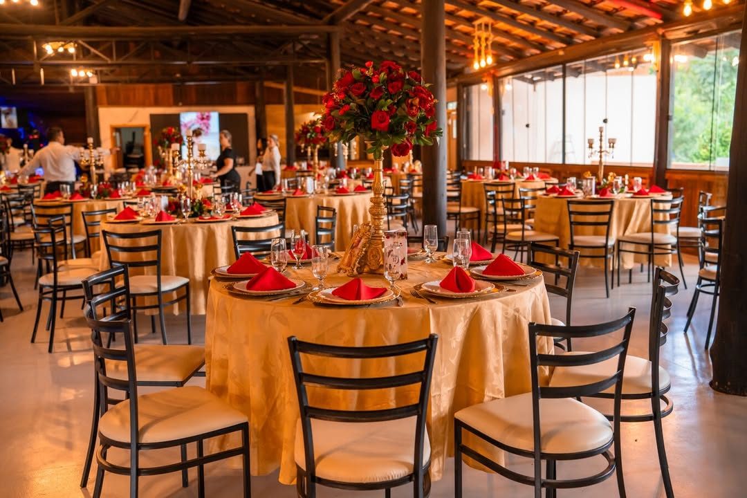 Salão decorado em dourado e vermelho para 15 anos